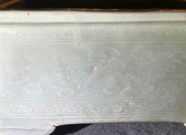 Une jardini&egrave;re en porcelaine de Chine c&eacute;ladon et une tasse au dragon, Cor&eacute;e, 19&egrave;me