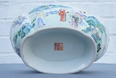 Un bol sur piedouche en porcelaine de Chine famille rose, marque et &eacute;poque de Jiaqing