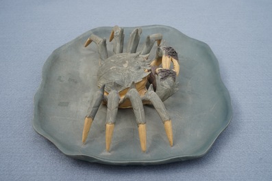 Un mod&egrave;le d'un crabe sur feuille de lotus en gr&egrave;s de Yixing, Chine, 20&egrave;me