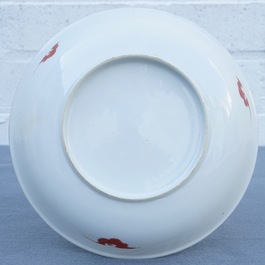 Un bol et une assiette en porcelaine de Chine rouge de fer figurant les dieux des &eacute;toiles, 19/20&egrave;me