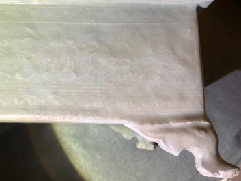 Une jardini&egrave;re en porcelaine de Chine c&eacute;ladon et une tasse au dragon, Cor&eacute;e, 19&egrave;me