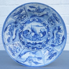 Een Chinese blauwwitte schotel met figuren in een landschap, Transitie periode