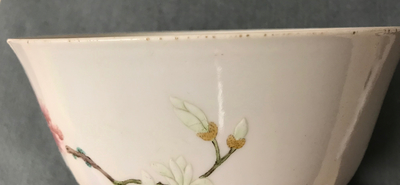 Een Chinese famille rose kom met fijn floraal decor, Qianlong merk, 19/20e eeuw