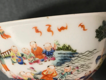 Een Chinese famille rose kom, Jiaqing merk, en een schoteltje met figuren, 19/20e eeuw