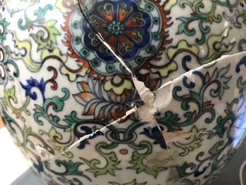 Un vase en porcelaine de Chine doucai &agrave; d&eacute;cor baijixiang, marque de Qianlong, 20&egrave;me