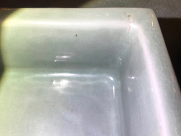 Une jardini&egrave;re en porcelaine de Chine c&eacute;ladon et une tasse au dragon, Cor&eacute;e, 19&egrave;me