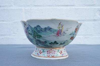 Un bol sur piedouche en porcelaine de Chine famille rose, marque et &eacute;poque de Jiaqing