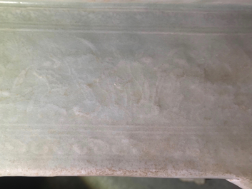 Une jardini&egrave;re en porcelaine de Chine c&eacute;ladon et une tasse au dragon, Cor&eacute;e, 19&egrave;me