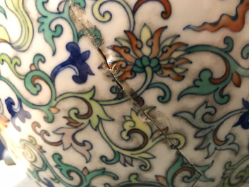 Un vase en porcelaine de Chine doucai &agrave; d&eacute;cor baijixiang, marque de Qianlong, 20&egrave;me