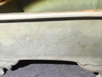 Une jardini&egrave;re en porcelaine de Chine c&eacute;ladon et une tasse au dragon, Cor&eacute;e, 19&egrave;me