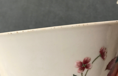 Een Chinese famille rose kom met fijn floraal decor, Qianlong merk, 19/20e eeuw