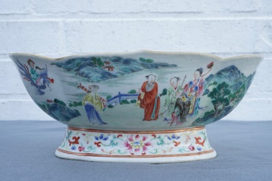 Un bol sur piedouche en porcelaine de Chine famille rose, marque et &eacute;poque de Jiaqing