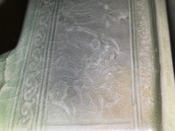 Une jardini&egrave;re en porcelaine de Chine c&eacute;ladon et une tasse au dragon, Cor&eacute;e, 19&egrave;me