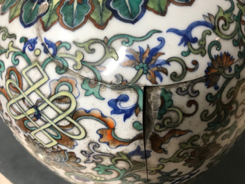 Een Chinese doucai vaas met baijixiang decor, Qianlong merk, 20e eeuw