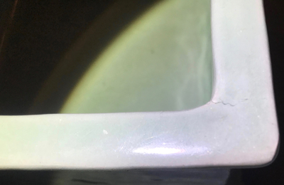 Une jardini&egrave;re en porcelaine de Chine c&eacute;ladon et une tasse au dragon, Cor&eacute;e, 19&egrave;me