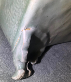 Une jardini&egrave;re en porcelaine de Chine c&eacute;ladon et une tasse au dragon, Cor&eacute;e, 19&egrave;me