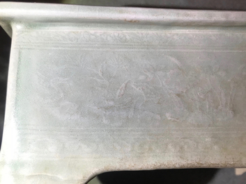 Une jardini&egrave;re en porcelaine de Chine c&eacute;ladon et une tasse au dragon, Cor&eacute;e, 19&egrave;me