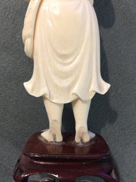 Trois figures en ivoire sculpt&eacute; sur socles en bois, Chine, 1&egrave;re moiti&eacute; du 20&egrave;me