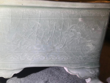 Une jardini&egrave;re en porcelaine de Chine c&eacute;ladon et une tasse au dragon, Cor&eacute;e, 19&egrave;me