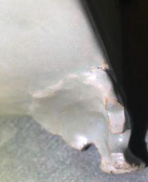 Une jardini&egrave;re en porcelaine de Chine c&eacute;ladon et une tasse au dragon, Cor&eacute;e, 19&egrave;me