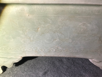 Une jardini&egrave;re en porcelaine de Chine c&eacute;ladon et une tasse au dragon, Cor&eacute;e, 19&egrave;me