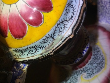 Twee Chinese Canton email dekselkannen met floraal decor, Qianlong