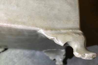 Une jardini&egrave;re en porcelaine de Chine c&eacute;ladon et une tasse au dragon, Cor&eacute;e, 19&egrave;me