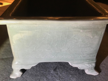 Une jardini&egrave;re en porcelaine de Chine c&eacute;ladon et une tasse au dragon, Cor&eacute;e, 19&egrave;me