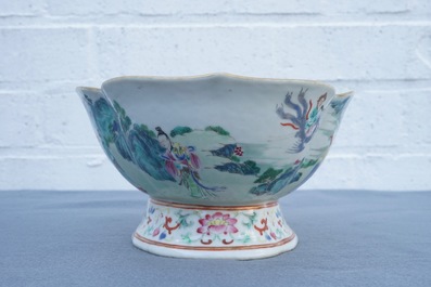 Un bol sur piedouche en porcelaine de Chine famille rose, marque et &eacute;poque de Jiaqing