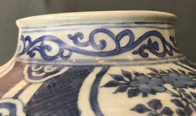 Een grote Chinese blauwwitte balustervaas met deksel, Wanli