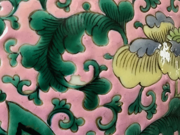 Une jardini&egrave;re en porcelaine de Chine famille rose &agrave; d&eacute;cor de guerriers, 19&egrave;me
