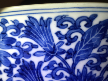 Un bol en porcelaine de Chine bleu et blanc &agrave; d&eacute;cor floral, marque et &eacute;poque de Kangxi