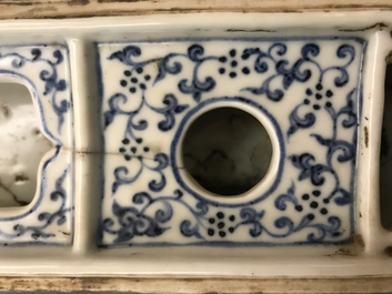 A Chinese blue and white pen box and cover, Xuande inscription, 19/20th C.