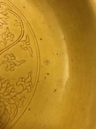 Een monochroom Chinees geel bord met onderglazuur lotusdecor, Kangxi merk, 20e eeuw