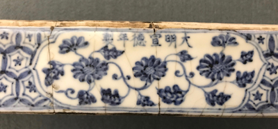 A Chinese blue and white pen box and cover, Xuande inscription, 19/20th C.