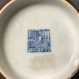 Une paire de bols en porcelaine de Chine brun capucin, marque et &eacute;poque de Qianlong