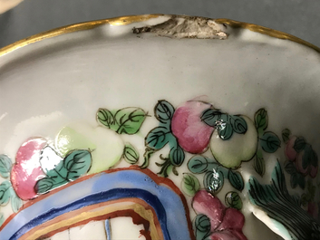 Une paire de vases en porcelaine de Chine famille rose &agrave; d&eacute;cor de figures, 19&egrave;me