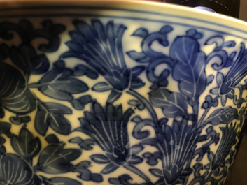 Un bol en porcelaine de Chine bleu et blanc &agrave; d&eacute;cor floral, marque et &eacute;poque de Kangxi