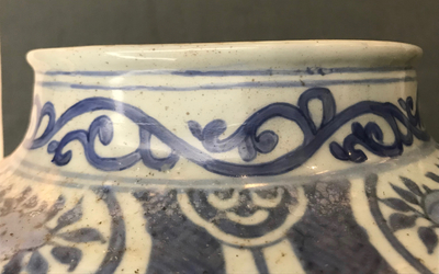 Een grote Chinese blauwwitte balustervaas met deksel, Wanli