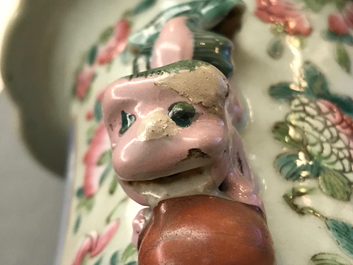 Une paire de vases en porcelaine de Chine famille rose &agrave; d&eacute;cor de figures, 19&egrave;me