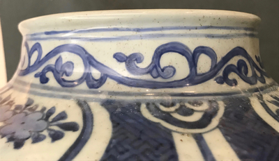 Een grote Chinese blauwwitte balustervaas met deksel, Wanli