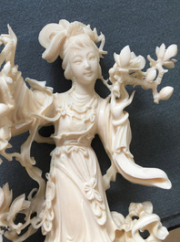 Une figure de Lan Cai He en ivoire sculpt&eacute;, Chine, 1&egrave;re moiti&eacute; du 20&egrave;me