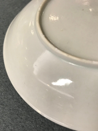 Une tasse et soucoupe en porcelaine de Chine figurant deux figures dans un paysage, Yongzheng