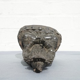 Un mod&egrave;le de Guanyin assis sur un tr&ocirc;ne de lotus en bronze, Chine, Ming