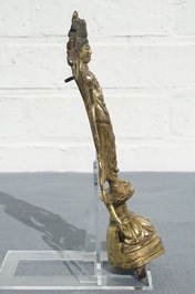 Een Chinese verguld bronzen figuur van Guanyin, Tang of later