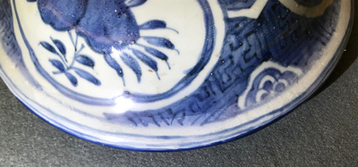 Een grote Chinese blauwwitte balustervaas met deksel, Wanli