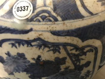 Un grand vase couvert de forme balustre en porcelaine de Chine bleu et blanc, Wanli