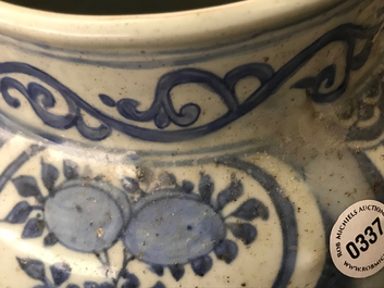 Een grote Chinese blauwwitte balustervaas met deksel, Wanli