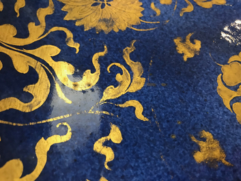Een Chinese poederblauwe en vergulde schotel met lotusslingers, Kangxi