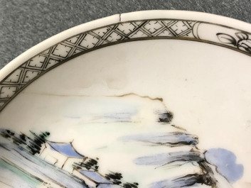 Une tasse et soucoupe en porcelaine de Chine figurant deux figures dans un paysage, Yongzheng